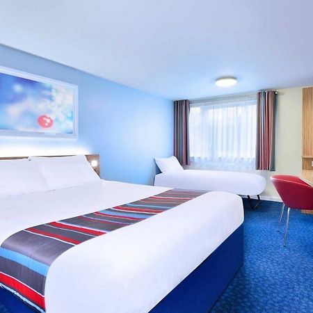 Travelodge London Raynes Park Exterior photo