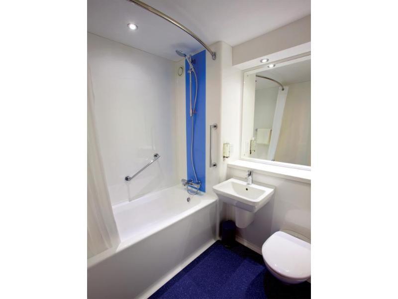 Travelodge London Raynes Park Exterior photo